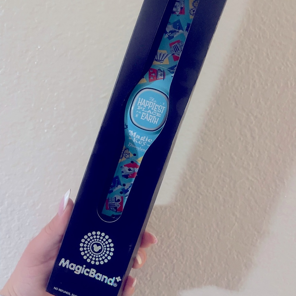 NWT! Disney Magic Band Disneyland Edition